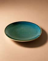 Assiette de table en céramique texturée turquoise avec bordure marron rustique, robuste et durable, idéale pour des repas de luxe au quotidien