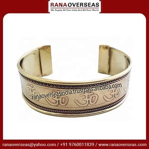 Bracelet jonc ajustable gravé Om, bracelet en laiton artisanal pour femmes et hommes, cadeau - Product Image 2