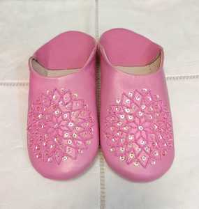 Mules babouches marocaines en cuir rose pâle à sequins, ornées de perles irisées, style oriental, bout rond, pour la maison, vente en gros - Product Image 1