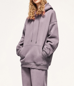 Sweat-shirt court ajusté pour femmes avec pantalon de jogging slim chic ensemble polyvalent conçu pour les vêtements de voyage dans le salon de la salle de sport - Product Image 4