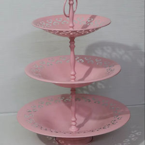 Soporte para pasteles de tres niveles hecho de aluminio que da un aspecto lujoso en eventos de corte de pasteles, justifica la realeza y el estatus. - Product Image 2