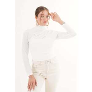 Blusa Blanca de Cuello Alto con Fruncidos en Hombros y Cintura, Tejido de Punto al por Mayor - Product Image 2