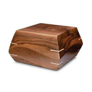 Urna Funeraria Geométrica de Nogal PWU 146 de Premium Prisma Designs con Incrustaciones de Arce, Caja Conmemorativa Moderna de Madera Maciza Facetada - Product Image 1