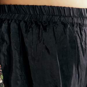 Costume de palazzo Kurta brodé Zari en soie tigré noir avec imprimé Dupatta vente en gros de vêtements ethniques pour femmes en vrac d'usine OEM - Product Image 6