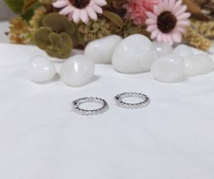 Pendientes de aro Huggie de diamantes cultivados en laboratorio de corte brillante redondo de 1 quilate para mujer, oro blanco sólido de 14K, precio al por mayor - Product Image 3