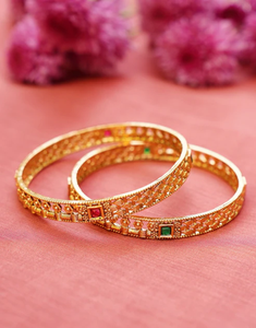 Bracelets en laiton au design floral à porter au quotidien, avec une texture en relief continue sur une finition mate, disponibles au prix de gros. - Product Image 4