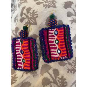 Pendientes colgantes lineales índigo con parche tribal Kutch, tipo joyería - Product Image 1