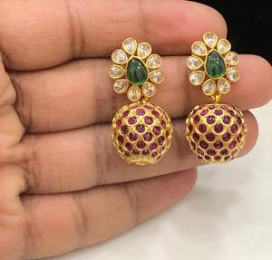 Magnifiques boucles d'oreilles plaquées or de qualité supérieure, aspect traditionnel, pierres CZ, collection pour mariage et fêtes, pour femmes et filles - Product Image 1