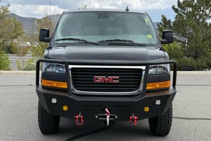 EXTREMADAMENTE LIMPIO, CON VOLANTE A LA DERECHA/IZQUIERDA, GM-C SAVANA LT 3500 4WD 2024, MOTOR V8 DE 6.6 LITROS, LISTO PARA ENTREGAR - Product Image 2