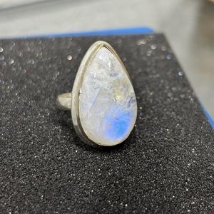 Bagues en pierre de lune arc-en-ciel plaquées argent, pierres précieuses en pierre de lune en vrac, bagues de créateur, vente en gros, cadeaux de mariage, anniversaires - Product Image 5