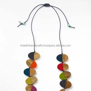 Collar corto para mujer con diseño de hoja de perla Material de resina ecológico Modelo de Arte de estilo europeo para fiestas de moda Bodas - Product Image 2