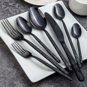 Ensemble de serveurs d'ustensiles de cuisine design Portugal martelé noir mat avec serveur à salade fourchette à fruits et Pikler écologique - Product Image 1