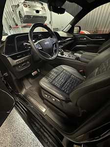 Cadillac Escalade V 2024, sensation de luxe, moteur V8 suralimenté de 6,2 L, 682 chevaux. - Product Image 5