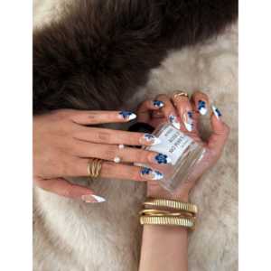 Arte de uñas a presión con diseño de flor de porcelana azul - Product Image 2