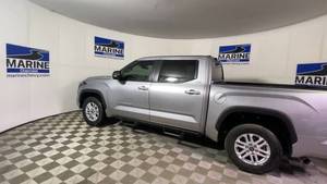 Camioneta Tundra Usada 2024 con Transmisión Automática, Asientos de Cuero, Techo Panorámico y Portaequipajes de Aleación de Aluminio - Product Image 4