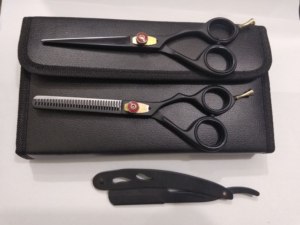 Ciseaux professionnels de coupe de cheveux de logo personnalisé d'acier inoxydable de ciseaux de plasma noir au Pakistan avec le logo personnalisé - Product Image 2