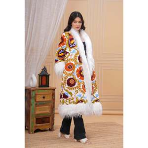 Veste en fausse fourrure brodée à la main pour femmes, style Sujani floral, avec embellissements élégants, idéale pour les occasions festives - Product Image 5