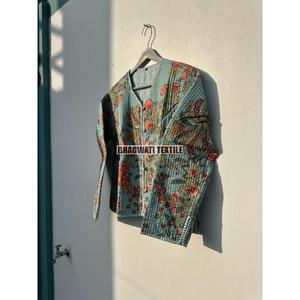 Fait à la main Kantha coton femmes court manteau d'hiver indien réversible broderie florale tissé matelassé conception respirant pour l'automne - Product Image 5