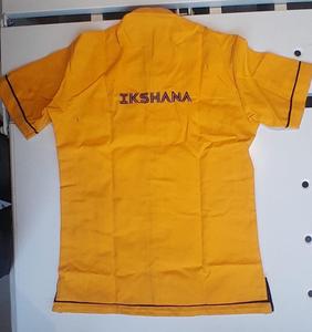 Chemise de service à col mandarin jaune Look élégant et professionnel - Product Image 1