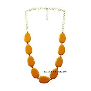 Collier bavoir en perles de résine artisanale Bijoux épais pour femmes avec design à couches multiples - Product Image 1