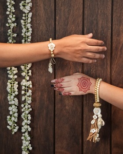 Juego de Regalo Rakhi para Parejas, Colección Rustic Royal, Hecho a Mano con Perlas y Conchas, para Bhai y Bhabhi, con Caja de Regalo Texturizada Premium - Product Image 5