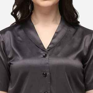 Conjunto personalizado de ropa de dormir de dos piezas para mujer elaborado con tela suave y sedosa, perfecto para descansar relajado en casa - Product Image 3