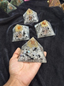 Pirámide de Orgón de Piedra Lunar Arcoíris Natural, Generador de Energía de Cristal con Bobina de Cobre para Reiki, Meditación y Sanación de Chakras - Product Image 1