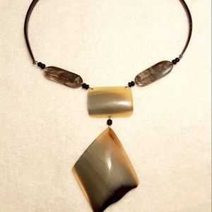 Collar con Colgante de Cuerno de Búfalo Europeo, Diseño de Lujo, Personalizado, Impermeable, Pulido, Estilo Natural, Diseño Antiguo, Religioso - Product Image 1