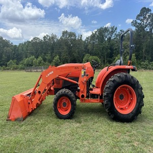 Tracteur utilitaire compact Kubota avec chargeur frontal, transmission hydrostatique, 4 roues motrices, capacité de charge - Product Image 1