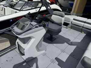 Moto Acuática Sea-Doo Switch Sport 2023, 2 Tiempos, 226-300 HP, Aplicación Automática, 3 Asientos, 4 Cilindros, Aluminio, 20 km/h, 1800 cc, 345 cm - Product Image 2