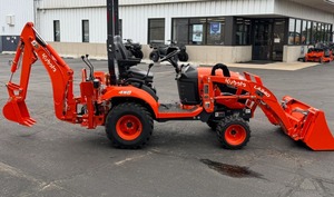 Tracteur Kubota BX23S avec chargeur frontal et pelle arrière, accessoires de tondeuse disponibles également. - Product Image 3
