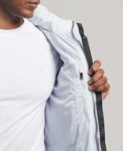 Vestes en duvet de coton pour hommes personnalisées OEM Manteau d'hiver à capuche avec poche cargo de style court pour hommes Veste bouffante imperméable à fermeture éclair pour hommes - Product Image 5