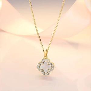 Collana con Ciondolo Quadrifoglio Placcato Oro con Bordo in Zirconia Cubica, Gioiello Classico da Donna con Catena in Lega per Uso Quotidiano - Product Image 2