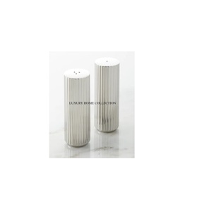 Salière et poivrière modernes en aluminium de qualité supérieure en forme de tomate antique avec finition brossée élégante et mécanisme facile à utiliser - Product Image 2