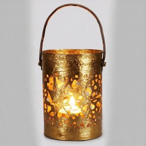 LightNest Holiday Charm Portavelas de aluminio fundido Acabado nevado Pieza de acento para mesas festivas y manteles - Product Image 3