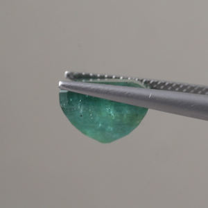 Émeraude naturelle certifiée IGI, vert clair, taille octogonale 5,17 carats (10x9mm), taillée à la main, cirée/huilée, polie, qualité excellente - Product Image 2