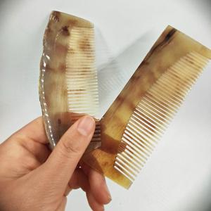 Peine de Cuerno de Vaca Hecho a Mano, Ecológico, de Dientes Anchos con Acabado Liso para Cabello Grueso y Rizado - Estilismo Profesional y Decoración del Hogar - Product Image 4