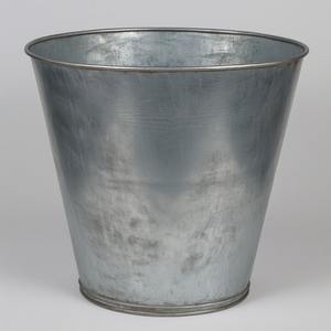 Jardinière galvanisée faite à la main avec une finition classique parfaitement adaptée au style saisonnier extérieur et aux arrangements de jardin décoratifs - Product Image 1