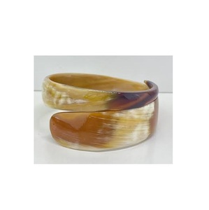 Brazalete de Cuerno Africano Hecho a Mano en Venta, Nuevo Diseño de Moda, Brazalete Ajustable Hecho a Mano, Fabricante de Brazaletes de Cuerno de Vaca - Product Image 2