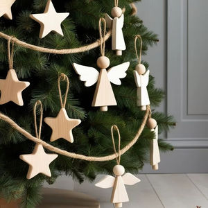 Ornement suspendu de Noël en bois classique pour cadeaux et bas ajoutant une touche personnalisée à la célébration des vacances - Product Image 1