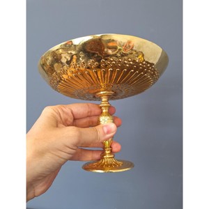 Bol en laiton de piédestal antique, Tazza ornée de bronze, plat de bonbons en laiton de pièce maîtresse, plat de fruits doré de la Grèce - Product Image 2