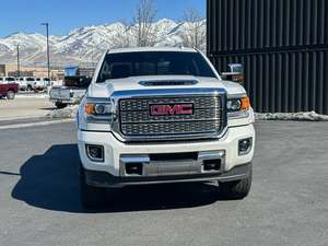 GMC Sierra 2500HD Denali Crew Cab SB 4WD 2018 Usada en Buen Estado - Product Image 2