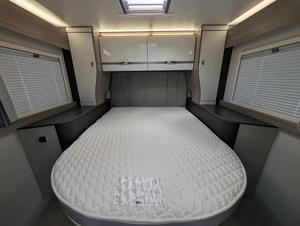 Camping-car automatique Swift Voyager 694 entièrement équipé pour les voyages sur route, avec réfrigérateur pour le camping et les déplacements. - Product Image 4