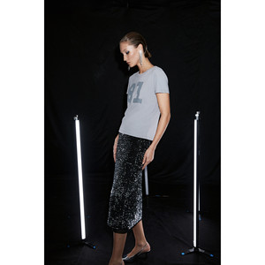 ETHIQUET SINCE Camiseta regular con cuello redondo y pedrería estampada para mujer - Product Image 5