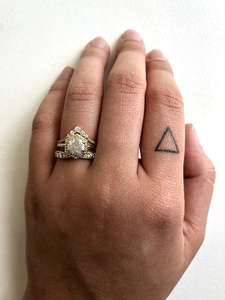 El último anillo de banda de eternidad pellizcado de oro amarillo de 14K, Centro de diamante con moissanita para mujer - Product Image 3