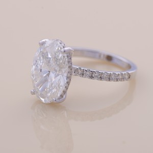 Anillo de Compromiso y Boda con Diamante Cultivado en Laboratorio, Corte Ovalado, Certificado por IGI, con Halo Oculto en Oro de 18K y Banda Pavé - Product Image 2