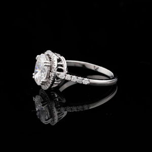 Inspirée Moissanite Diamond Halo Bague de cocktail ovale entièrement glacée en argent sterling 925 pour femme certifiée IGI - Product Image 3