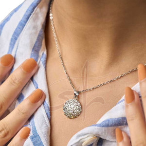 Pendentifs exquis ornés de minuscules perles, éclatantes et chatoyantes, avec collier et boucles d'oreilles assortis. - Product Image 2