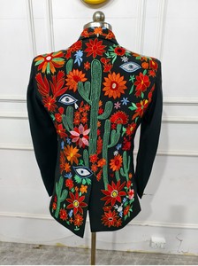 Costume de créateur noir pour hommes avec broderie florale rouille Costume formel sur mesure - Product Image 3