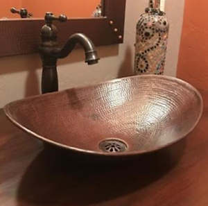 Fregadero de baño de cobre de diseño ovalado con borde ondulado orgánico, textura artesanal Antimicrobiano duradero disponible a precio mayorista - Product Image 2